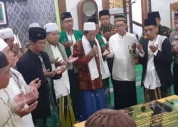 Ketua NU Surabaya Ahmad Muhibbin Zuhri (tengah jas-kopiah hitam). Foto: Viva