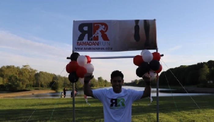 Marathon sambil Puasa, Muslim Inggris Ini Ingin Beri 'Kejutan' Untuk Warga Indonesia 1 Tariq Mahmood usai menyelesaikan marathonnya. Foto: peterboroughtoday.co.uk