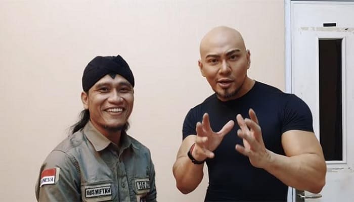 Ini Momen Sederhana bersama Gus Miftah yang Menyentuh Hati Deddy Corbuzier untuk Memeluk Islam 1 Deddy Corbuzier dan Gus Miftah. Foto: Tempo