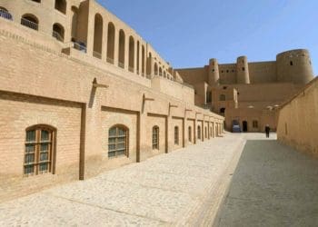 Benteng tua yang dikenal sebagai Ghaznain Fort awalnya memiliki 36 menara, tetapi 14 menara telah runtuh dalam beberapa tahun terakhir karena perang selama beberapa dekade, hujan lebat dan pengabaian. Foto: AFP
