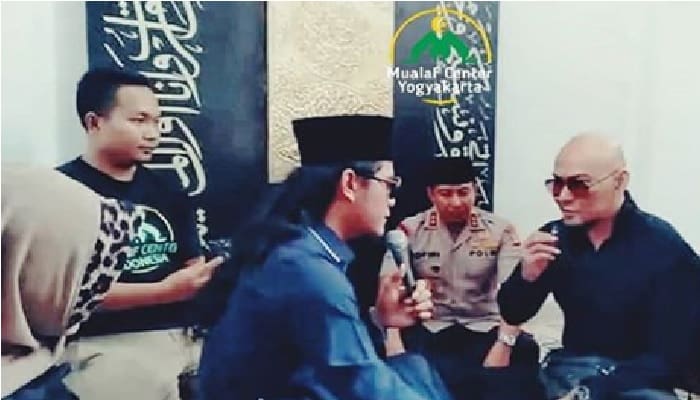 Ini yang Dilakukan Gus Miftah usai Deddy Corbuzier Masuk Islam 1 Deddy Corbuzier membaca dua kalimah syahadat dibimbing Gus miftah. foto: Instagram Mualaf Center yogyakarta