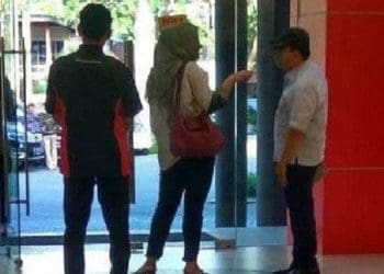 Foto Setnov saat plesiran di toko Bangunan di Padalarang, Bandung Barat. Foto: Tribunnews