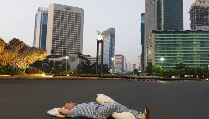 Jakarta Sepi Ditinggal Mudik, Warga Foto Pakai Bantal di Bundaran HI 1 Warga tidur di bundaran HI. Foto: Kumparan