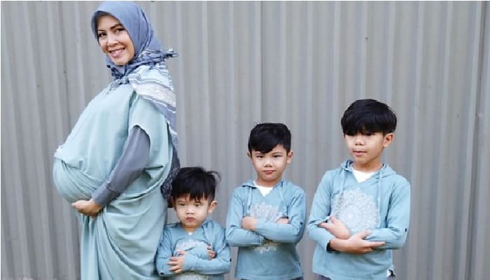 Jalani Program Bayi Tabung, Ratna Galih Dikarunia Anak Kembar 1 Ratna Galih dan ketiga putranya. Foto: Instagram Ratna Galih