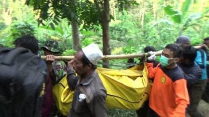 Ini Foto-foto Proses Evakuasi Jenazah Thoriq Rizky Maulidan 1 Proses evakuasi jenazah Thoriq Rizky Maulana. Foto: Kumparan
