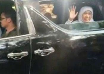 Gubernur Jawa Timur Khofifah Indar Parawansa menerobos area car free day (CFD). Foto: Teropong Senayan