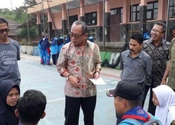 Kemenag melakukan investigasi terkait foto siswa-siswi Madrasah Aliyah Negeri (MAN) 1 Sukabumi mengibarkan bendera bertuliskan kalimat tauhid di halaman sekolah. Foto: Detik
