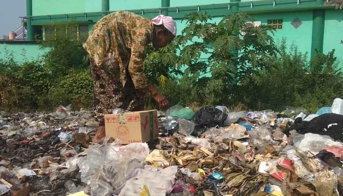 Nabung 25 Tahun, Nenek Pemulung di Lamongan Bisa Naik Haji 1 Nenek Salkah saat mengais rezeki. Foto: Detik