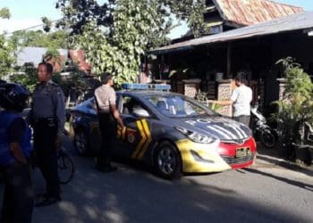 Aparat Kepolisian saat berjaga di rumah pelaku hubungan sedarah kakak beradik yang terjadi di Luwu. Foto: Sindo