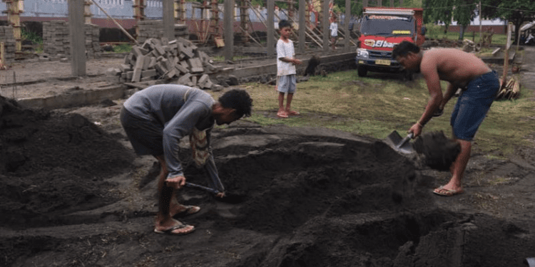 Antigengsi, Anak Wali Kota Tidore Jadi Kuli Bangunan 1