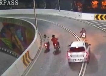 Rekaman CCTV tabrak lari di overpass Solo. Foto: Detik