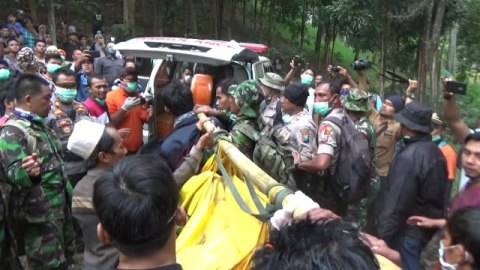 Ini Foto-foto Proses Evakuasi Jenazah Thoriq Rizky Maulidan 4 Ini Foto-foto Proses Evakuasi Jenazah Thoriq Rizky Maulidan 3