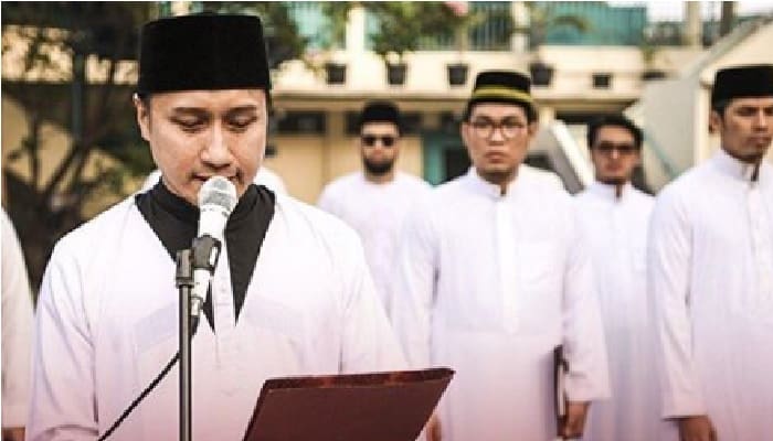 Ini Alasan Arie Untung Pakai Gamis pada Upacara Peringatan HUT RI di Bintaro 1 Arie Untung bacakan teks proklamasi dalam upacara peringatan HUT RI ke-47 di Bintaro. Foto: Instagram Arie Untung