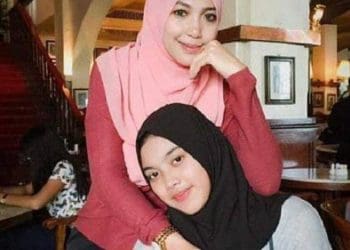 Aurellia Quratu Aini seorang paskibraka Tangerang Selatan yang akrab disapa Aurel (jilbab hitam) semasa hidupnya bersama ibunya bernama Sri Wahyuni. Foto: Tribun