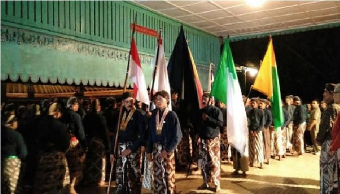 Kanjeng Kiai Tunggal wulung, Bendera Keraton Yogya yang Berasal dari Kain Kiswah 1 Tradisi Mubeng Beteng. Foto: BINA RASA