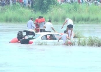 Pria di India buang hadiah mobil BMW pemberian orangtuanya. Foto: WOB