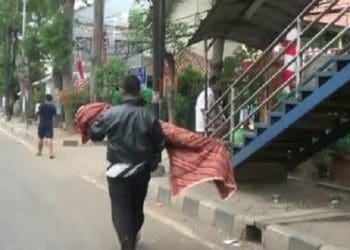Ayah Husen gotong jenazah anaknya. Foto: Merdeka