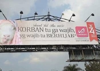 Papan reklame bergambar kambing pakai hijab. Foto: Suara