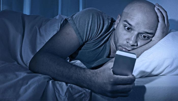 5 Bahaya Tidur di Dekat Ponsel 2 ponsel