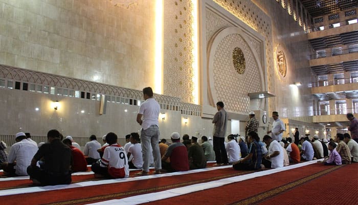 Kiayi Ajak Preman Shalat Jumat 3 Buang Angin Ketika Salam Shalat, Hukum Shalat Berjamaah yang Terpisah Tiang, preman