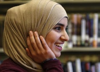 Cara menjadi muslimah yang bahagia, Cara Mencerahkan Wajah secara Islami, wajah bercahaya, manfaat shalat tahajud, muslimah bahagia happy single muslimah