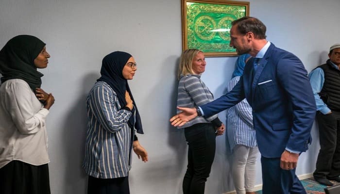 3 Wanita Muslim Tolak Jabat Tangan Pangeran Norwegia, Picu Perdebatan di Medsos 1 pangeran Norwegia saat kunjungi masjid al Noor. Foto: About Islam
