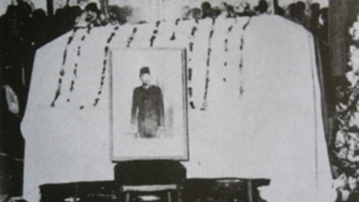 Allaaah..., Ucapan Terakhir Bung Karno Saat Embuskan Nafas Terakhirnya 1 Peti mati Bung Karno. Foto: Merah Putih/ suciptoardi.wordpress.com