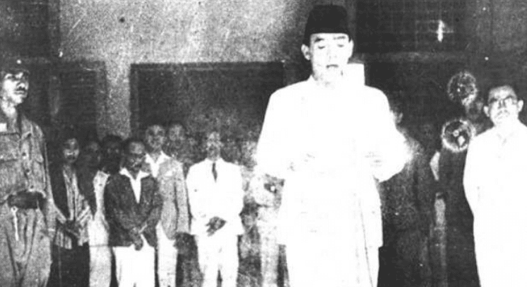 Makna Kemerdekaan dalam Teks Proklamasi 1 Sukarno membacakan Proklamasi Kemerdekaan pada 17 Agustus 1945 di Pegangsaan Timur 56 Jakarta. Foto: Frans Mendur/IPPHOS.