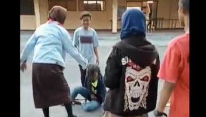 Viral Video Aksi Kekerasan yang Dialami Seorang Siswi SMP di Kendal 1 Foto: iNews