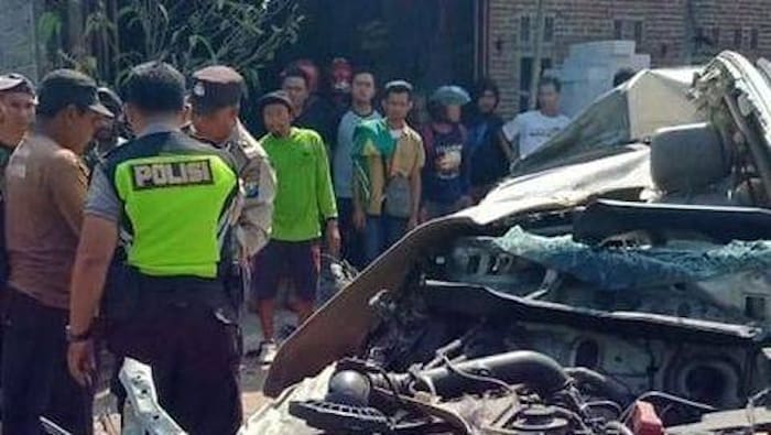 Usai Bikin Video Soal Tabrakan, 4 Remaja Alami Kecelakaan Tragis, 3 Tewas 1 Kecelakaan maut terjadi di Jawa Timur antara mobil pribadi dengan bus. Foto: Insertlive