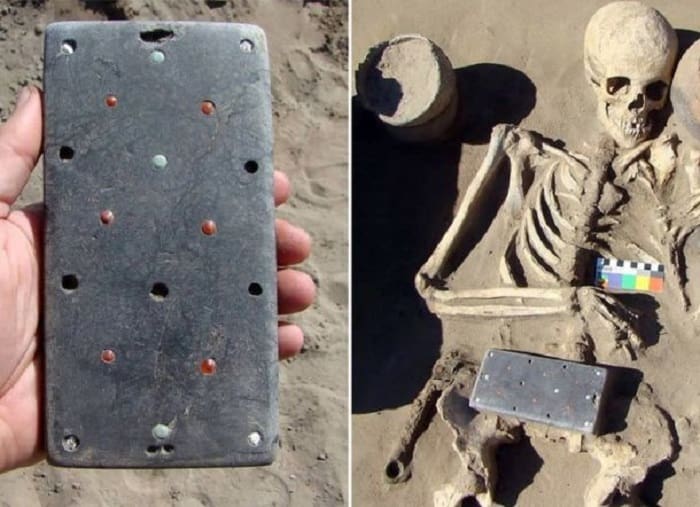 Saat Gali Kuburan Kuno, Arkeolog Temukan 'iPhone' Berusia 2.100 Tahun 1 Arkeolog temukan benda kuno yang mereka sebut 'iPhone.' Foto: Siberian Times