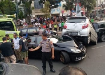 Truk tanah tabrak 4 mobil pribadi. Foto: Banten News