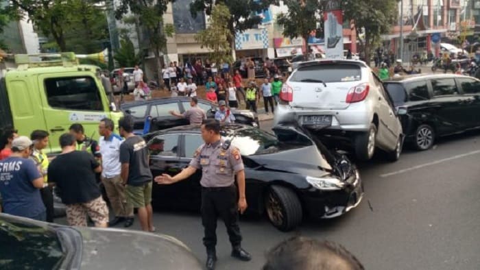 Truk Tanah Sebabkan Kecelakaan Beruntun di Bintaro, 1 Mobil Pribadi Ringsek 1 Truk tanah tabrak 4 mobil pribadi. Foto: Banten News