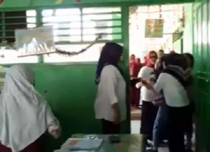Keroyok Guru saat Mengajar, Dua Orangtua Dipolisikan, Siswa Dikeluarkan dari Sekolah 1 Orangtua keroyok guru. Foto: Rakyatku/ Facebook