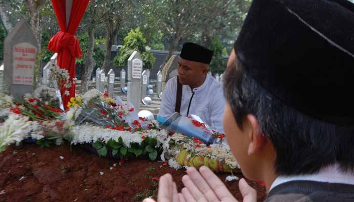 Makam BJ Habibie Masih Ramai Dikunjungi Peziarah 1 Foto: Poskota News