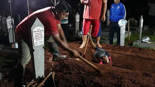 Saat Gali Makam BJ Habibie, Petugas Penggali: Tanahnya Empuk dan Tak Ada Batu 1 Petugas penggali makam BJ Habibie di TMP Kalibata. Foto: Tribun
