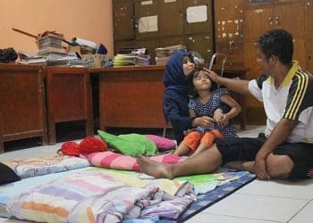 Destria Wibowo (42) dan Iis Isnayanti (40) tinggal numpang di ruang guru. Foto: Grid