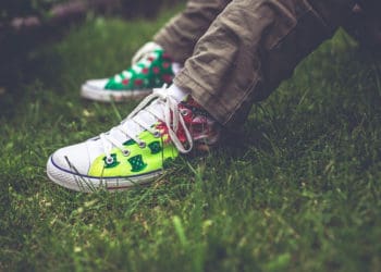 Sepatu akan memengar, Hukum Lelaki Dewasa Memakai Celana Pendekuhi pada bau kaki juga.