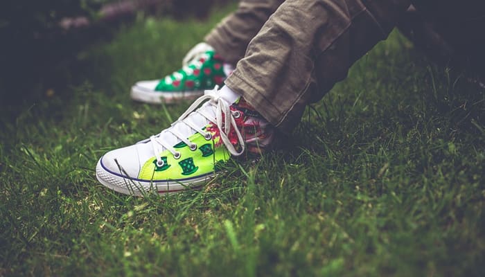 4 Penyebab Bau Kaki dan Cara Ampuh Mengatasinya 2 Sepatu akan memengaruhi pada bau kaki juga.