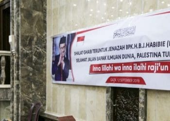 Banner  shalat ghaib untuk BJ Habibie di sebuah masjid di Gaza, Palestina. Foto:  Abdillah Onim/Kumparan