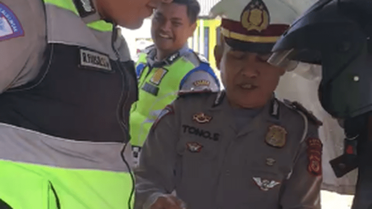 Tukang cilok ingin membeli SIM milik polisi karena tak ingin ditilang. Foto: Detik