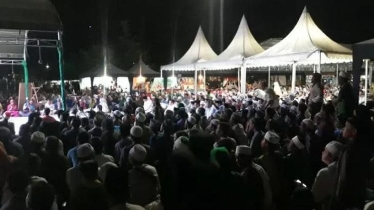 Di Acara Doa dan Zikir Akbar, Ketua MUI Palu: Tak Ada yang Berhak Sebut Gempa dan Tsunami adalah Azab Kecuali Allah 1 Zikir akbar diikuti ribuan umat Islam di Kota Palu. Foto: Antara