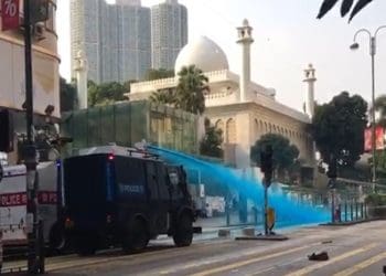 Masjid Kowloon, Hong Kong, saat terjadi insiden semprotan air oleh water canon polisi. Foto: RTHK