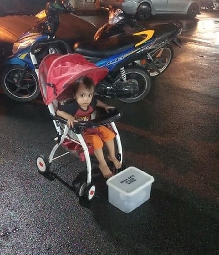 Tega, Ayah Ini Biarkan Anaknya yang Masih Balita Mengemis di Tengah Guyuran Hujan 2 Tega, Ayah Ini Biarkan Anaknya yang Masih Balita Mengemis di Tengah Guyuran Hujan 1