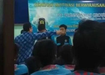 Viral motivator tempeleng pelajar di malang. Foto: Tangkapan layar video