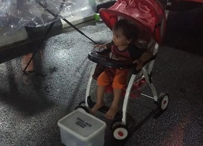 Tega, Ayah Ini Biarkan Anaknya yang Masih Balita Mengemis di Tengah Guyuran Hujan 1 Balita mengemis di malam hari. Foto: Facebook Update & Info