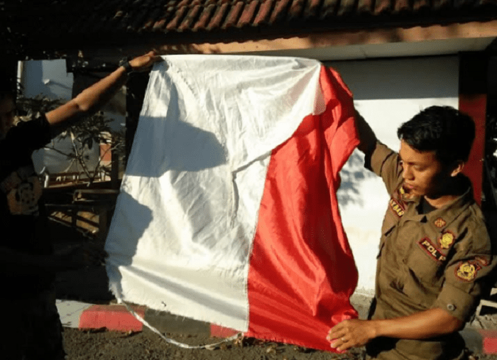Soal Bendera Robek Berkibar di DPRD Bulukumba, Sekwan: Kena Angin Kencang Tiap Hari 1 Bendera Merah Putih robek di DPRD Bulukumba. Foto: Rakyatku