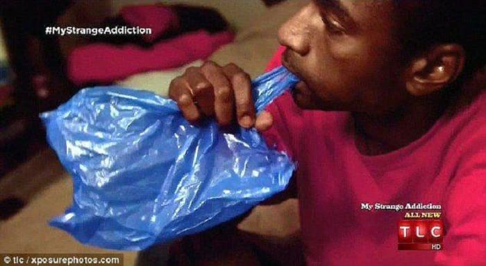 Doyan Makan Plastik Sejak Usia 7 Tahun, Robert: Plastik Warna Biru Paling Lezat 1 Doyan Makan Plastik Sejak Usia 7 Tahun, Robert: Plastik Warna Biru Paling Lezat 1 plastik