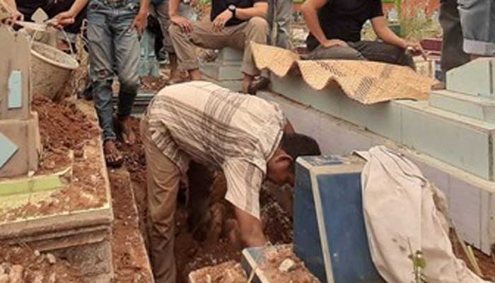 Wanita Ini Ditemukan Tewas dalam Cor Semen, Lengkap dengan Pakaian dan Jilbab 1 Penemuan mayat dicor semen. Foto: detikcom