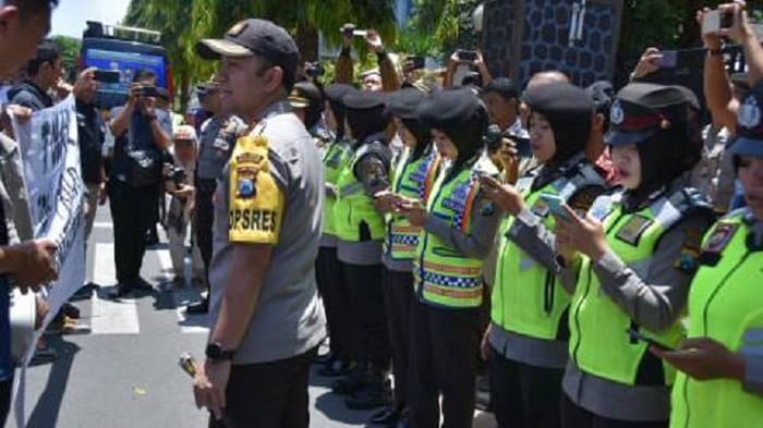 Pasukan Asmaul Husna Kawal Demo di Trenggalek, Kapolres: Itu sebagai Cooler System 1 Pasukan Asmaul Husna Polres Trenggalek. Foto: Kumparan